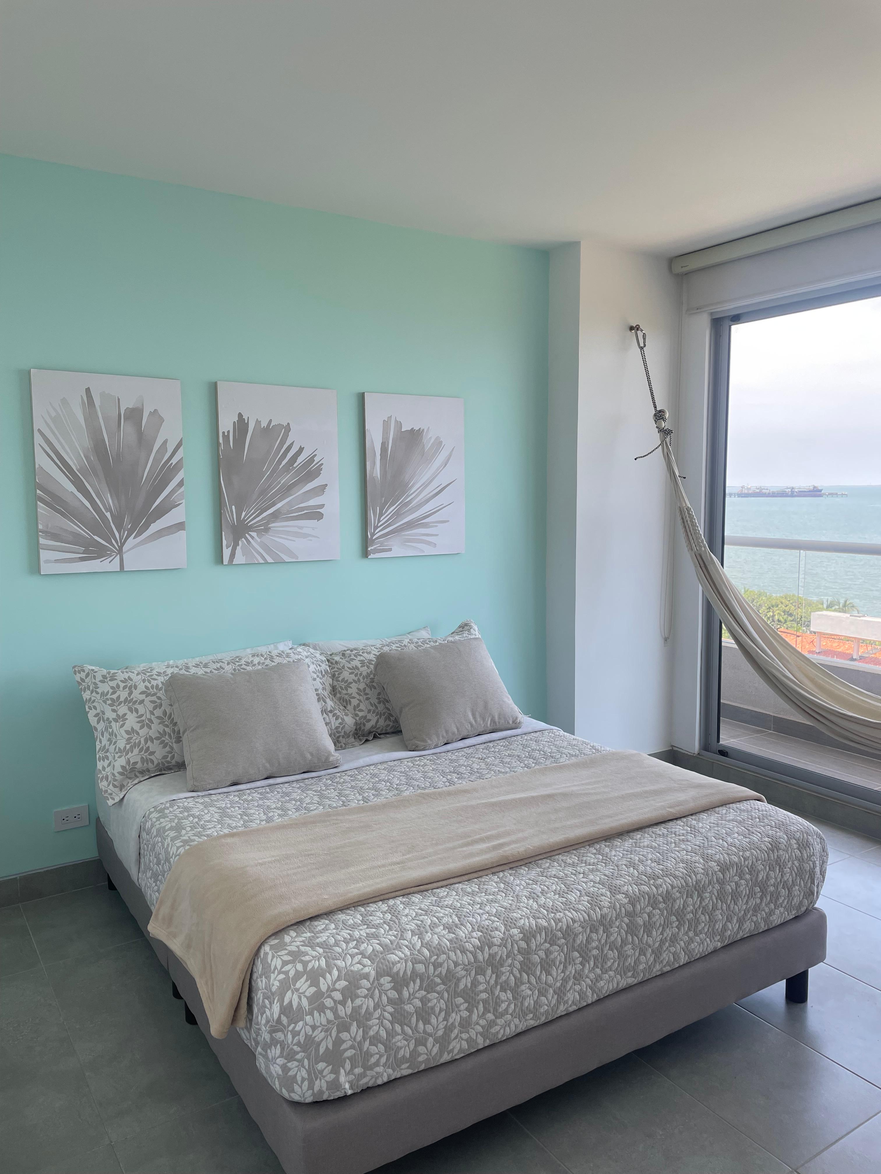Habitación principal con baño privado- cama queen