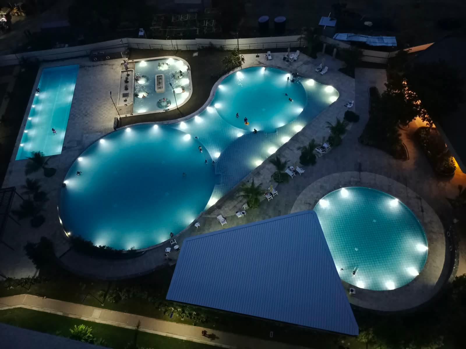Vista nocturna a piscina